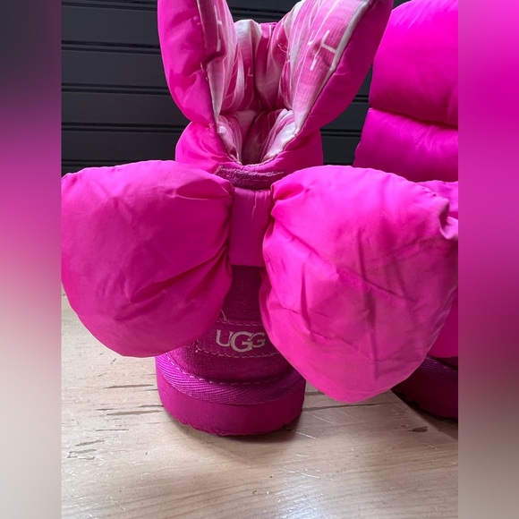 UGG girls bailey bow maxi boots size 3 US 1130756T suede, bright pink, majenta - Picture 3 of 9